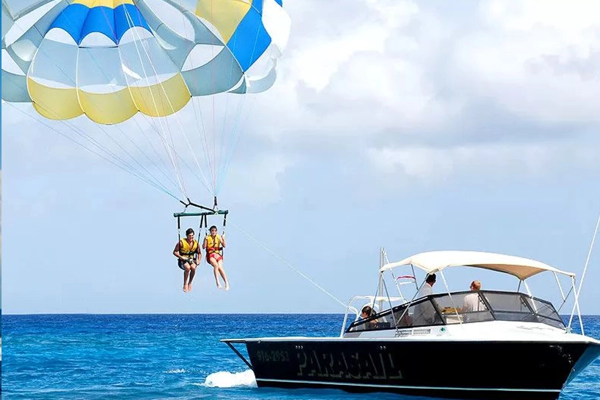 Parasailing in Dubai